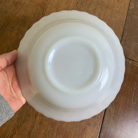 Anchor Hocking Vintage 50’s White Milk Glass Swirl Gold Trim Round Serving Bowl - Picture 3 of 8